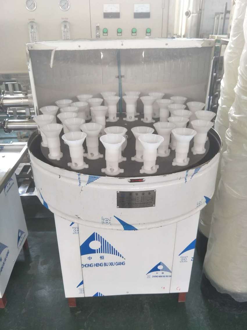 半（bàn）自动小瓶罐装机.jpg